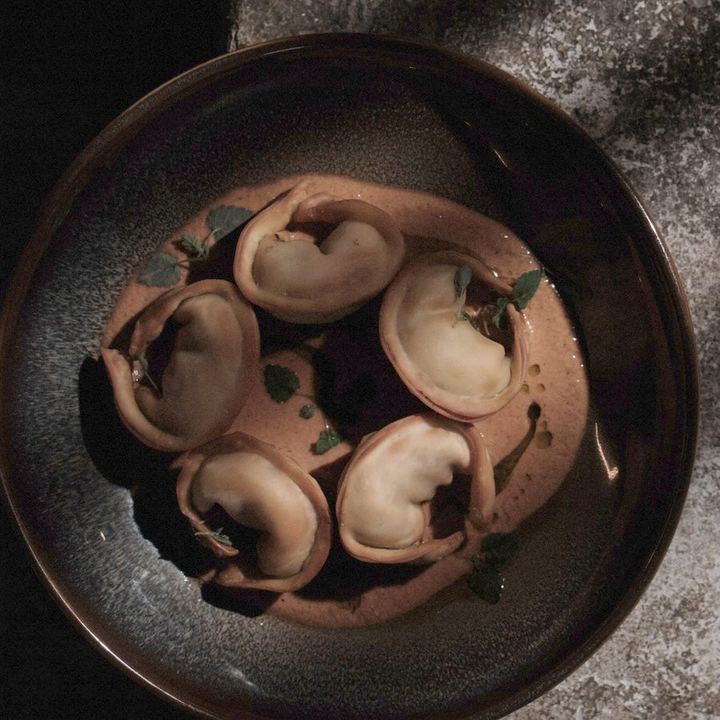 Кундюмы с красной рыбой и креветочным соусом